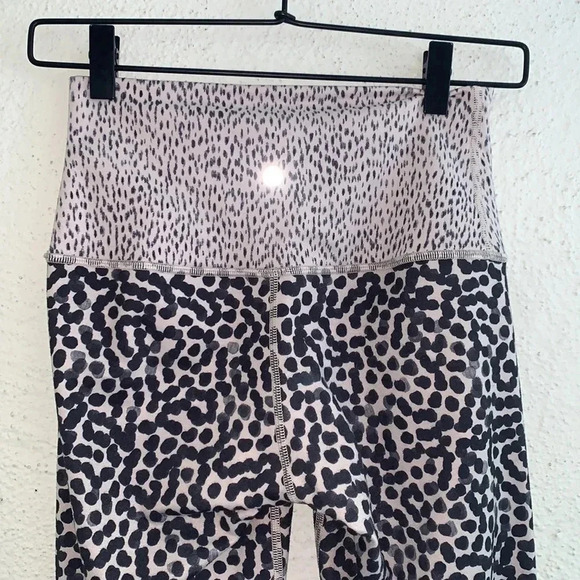 Lululemon Wunder Under Crop II Roll Down -Tights Print Tan Spot Size 4 - Picture 7 of 9